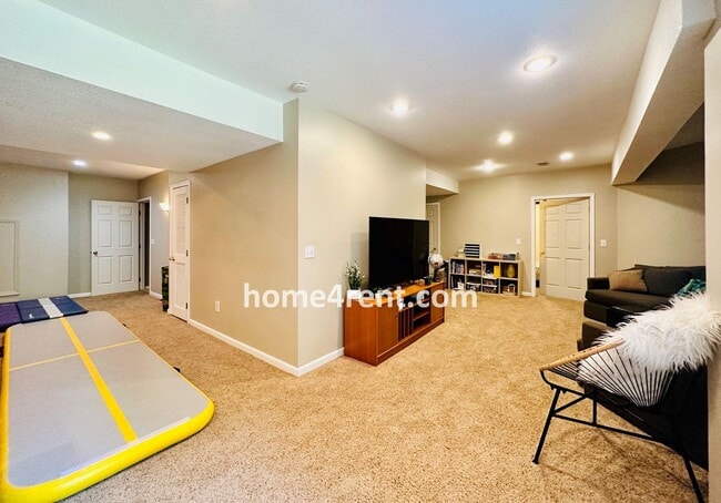 Building Photo - Beautiful Four Bedroom Home in a Quiet Neighborhood w/ an Updated Kitchen, Wood Floors, and a Fin...