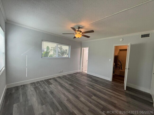 Building Photo - 2121 NE 42nd Ct