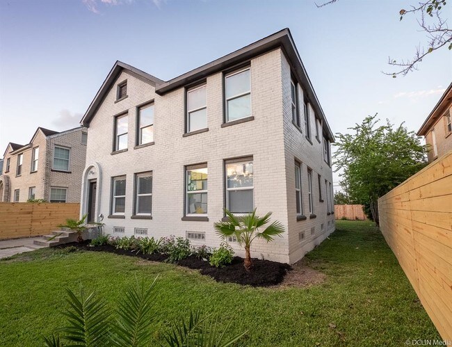 Building Photo - 2421 Truxillo St