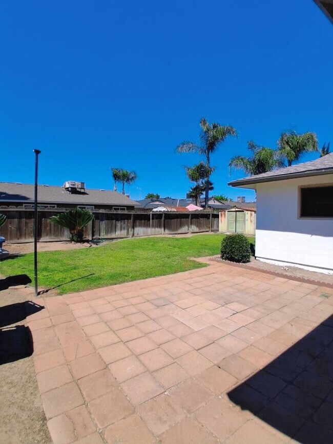 Building Photo - Updated Single-Story 3BR Home with Spacious Living Areas & Convenient Location!