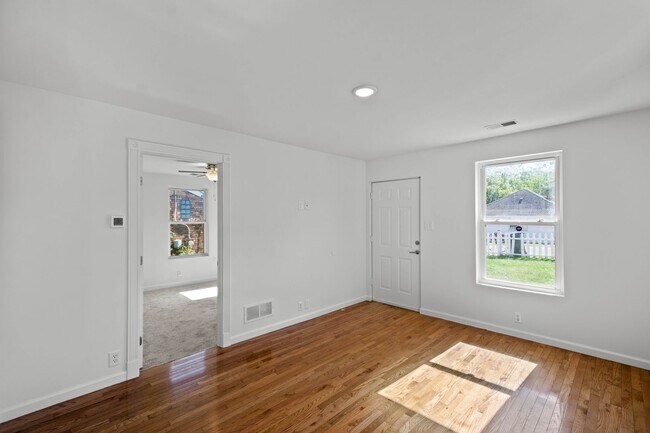 Building Photo - MOVE IN TODAY TO THIS UPDATED 3 BEDROOM HOUSE IN MOON TOWNSHIP! Move-in gift available, a brand-n...