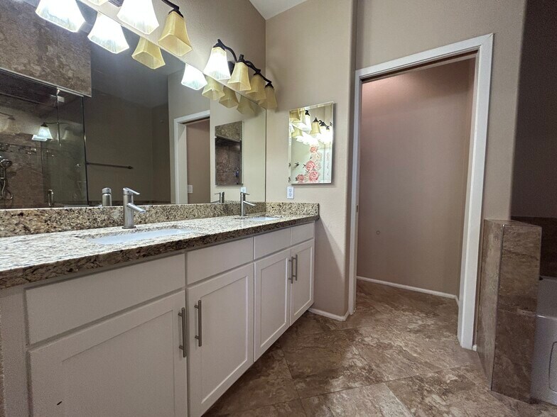 Building Photo - 6605 N 93rd Ave