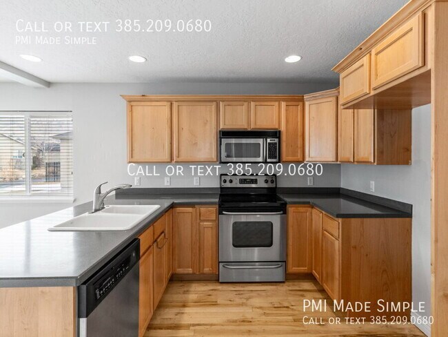 Building Photo - Spacious 5-Bed Home, Cedar Hills, Mountain...