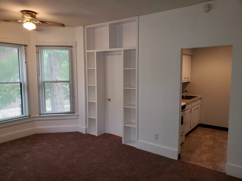 Livingroom w/bathroom - 525 30th St