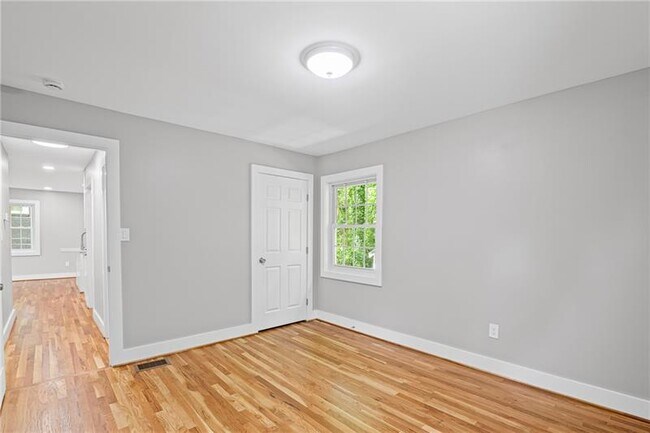 Building Photo - 2889 Macon Dr SE