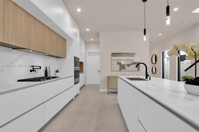 Building Photo - 920 NE 17th Ave