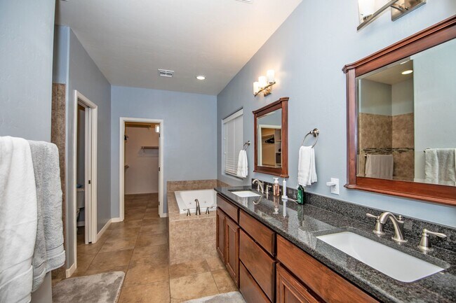Building Photo - Spectacular open floor plan home!