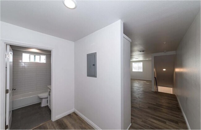 Building Photo - 211 W 43rd St