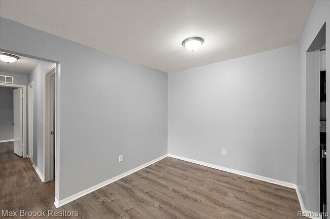 Building Photo - 23673 Village-House Dr S