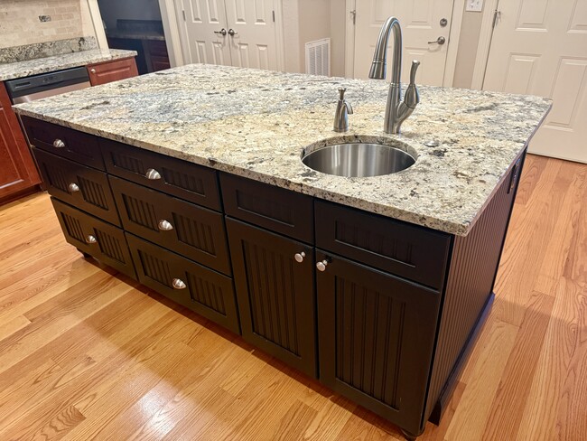 Building Photo - 421 Amberland Ln