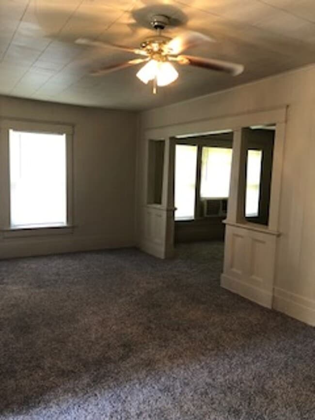 Building Photo - Three Bedroom/1 Bath Home/Spacious Rooms/E...