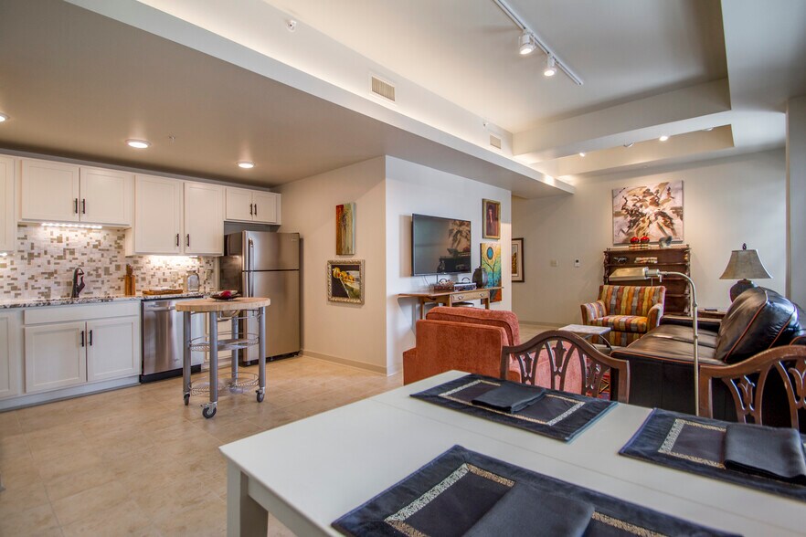 Building Photo - 221 W 2nd St