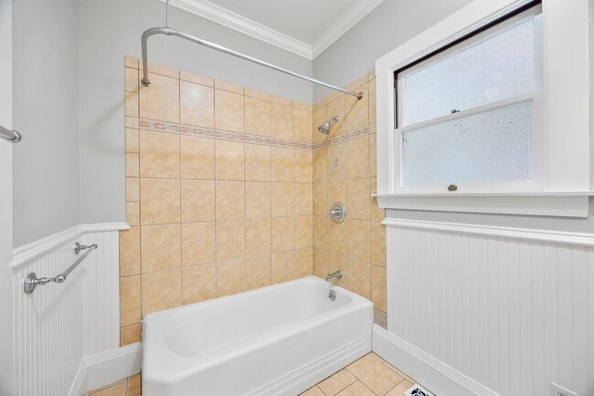 Building Photo - Sun Soaked 2 bedroom 1 bath unit off Piedm...