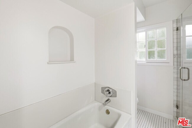 Building Photo - 10309 La Grange Ave