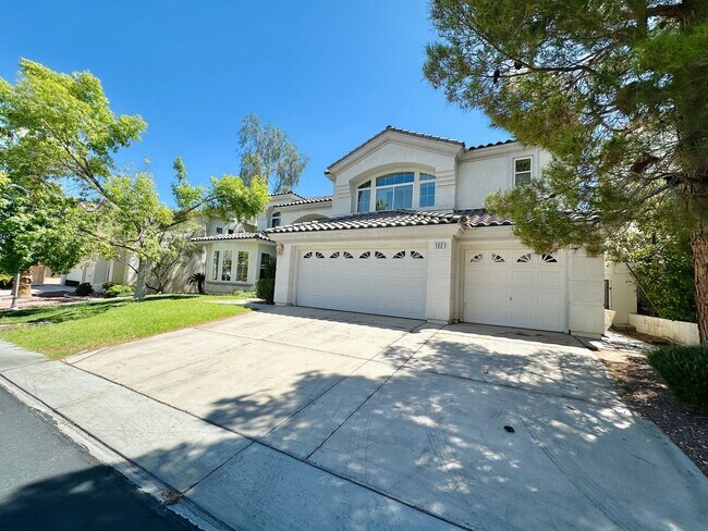 Building Photo - GORGEOUS 2 STORY HOME WITH A GRAND ENTRY &...