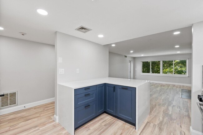 Building Photo - 487 Place Ln