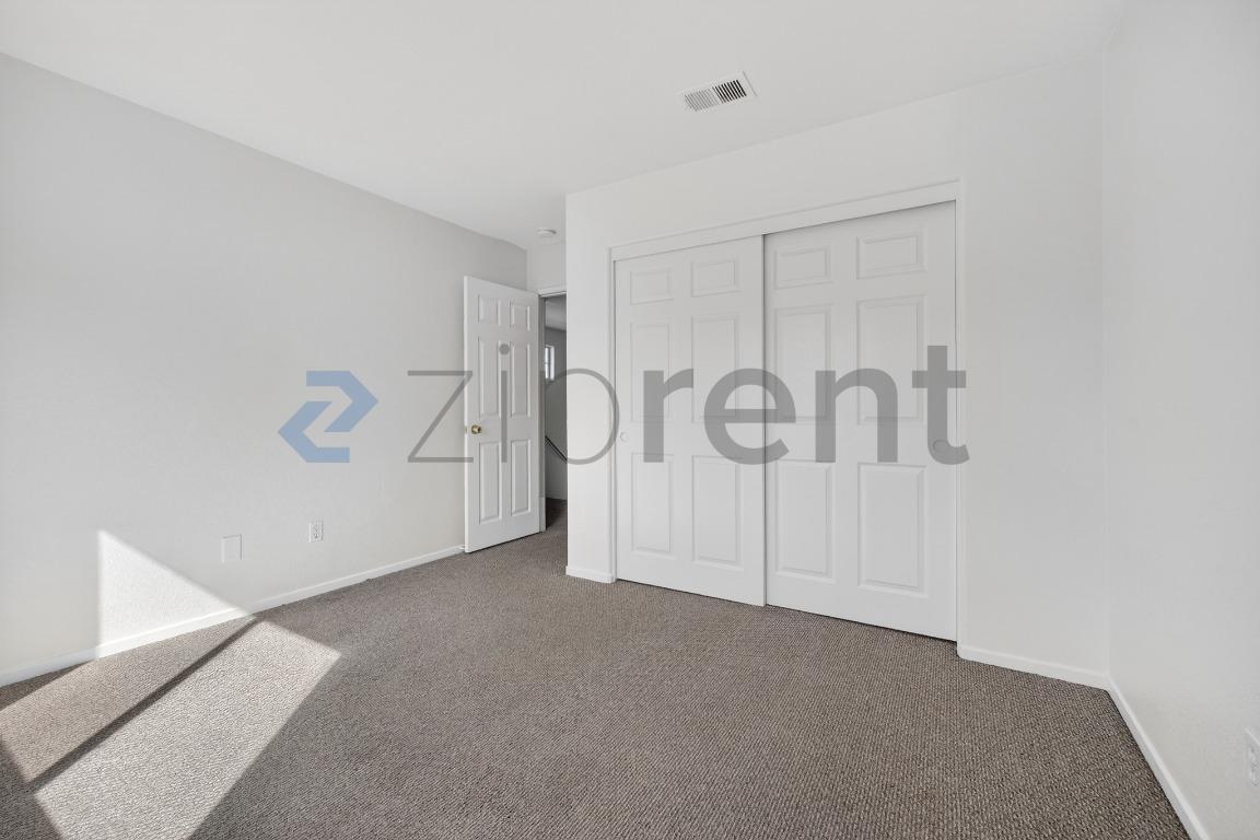 Building Photo - 703 Diamond Dr