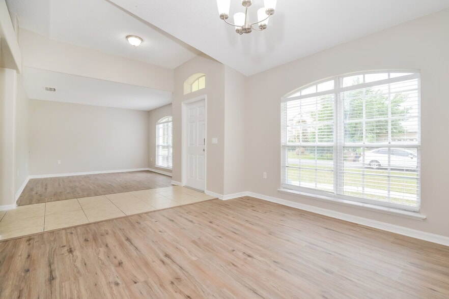 Building Photo - 903 Bonneville Ln