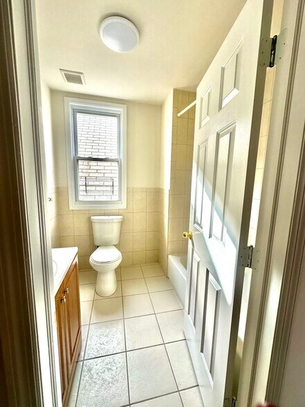 Building Photo - 202 S 5th St