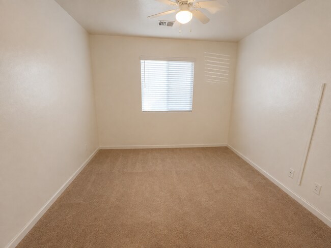 Building Photo - 3290 N Vista Ave