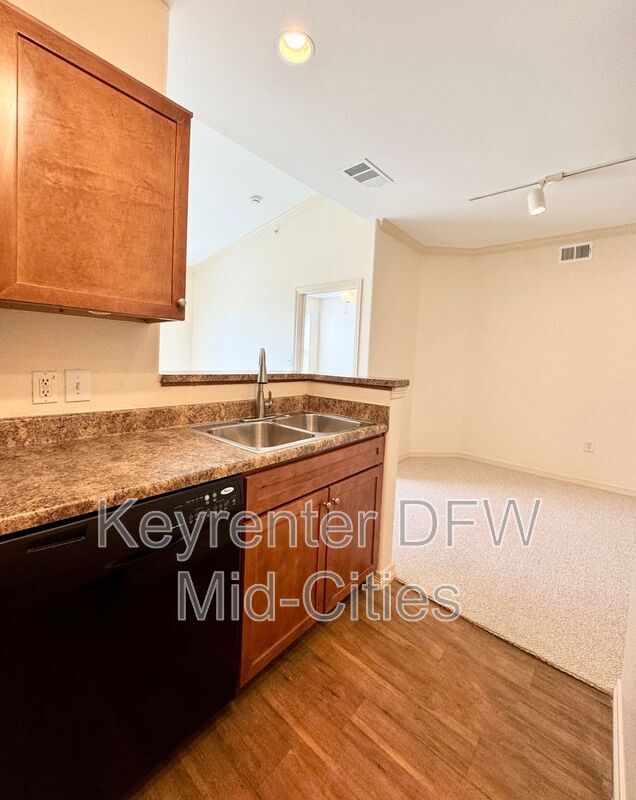 Building Photo - 330 E Las Colinas Blvd
