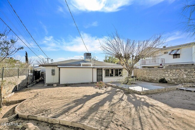 Building Photo - 5205 Yandell Dr
