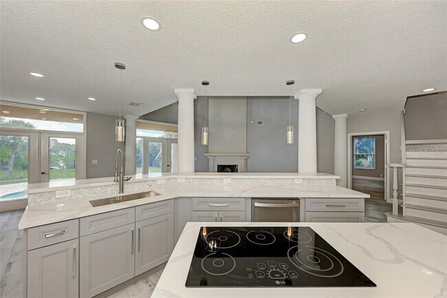 Building Photo - 1648 Bayshore Dr