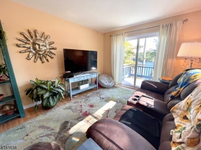 Building Photo - 136 Cedar Lake Rd W