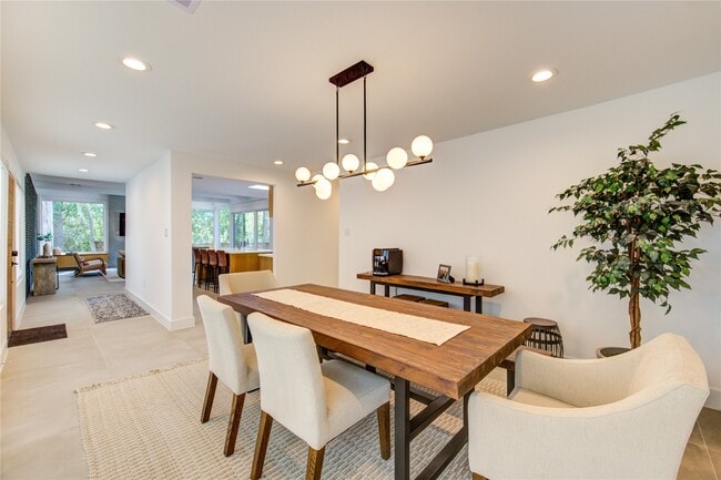 Building Photo - 303 Isolde Dr