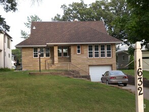 Building Photo - Enjoy Life on Lake Phalen, 3 bedroom, 2.5 ...