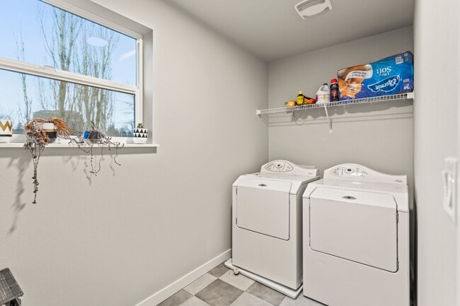 Building Photo - Available 4BR/4BATH Modern Home near Ash C...