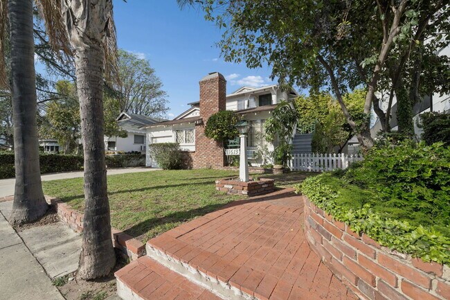 Building Photo - 11613 Moorpark St