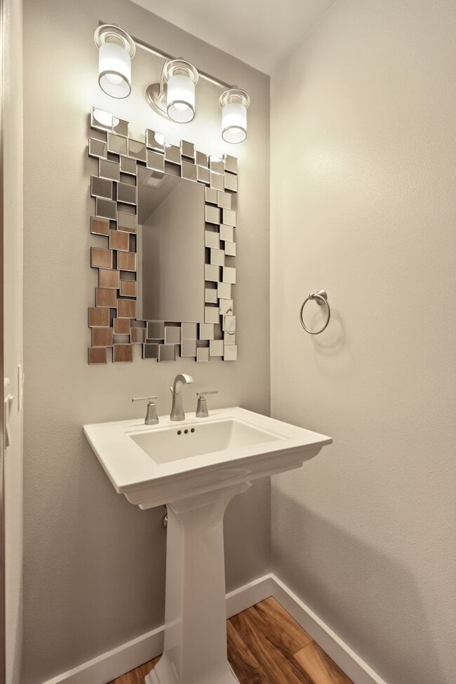 Building Photo - 3 bed 2.5 bath updated home in Tumwater School District - 2300 sq.ft. - fenced back yard.