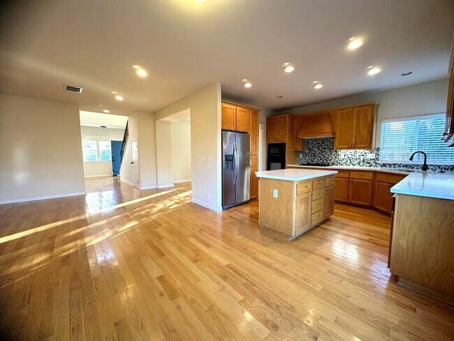 Building Photo - 841 Lawrence Dr