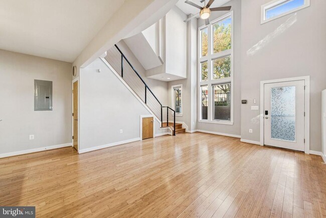 Building Photo - 241 R St NE