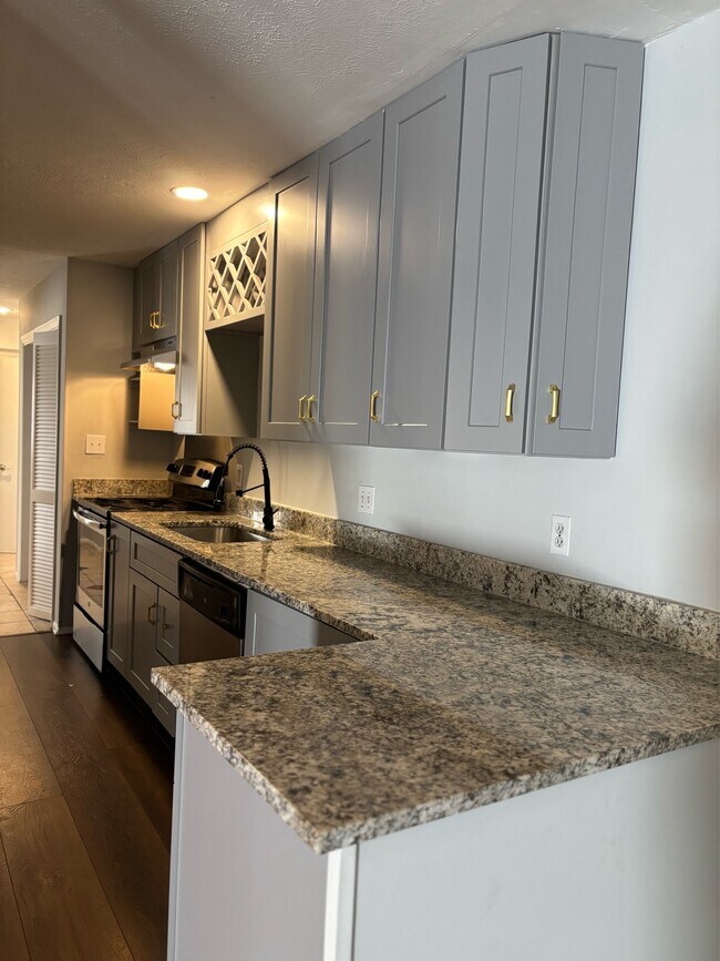 Building Photo - 381 Summerhill Rd