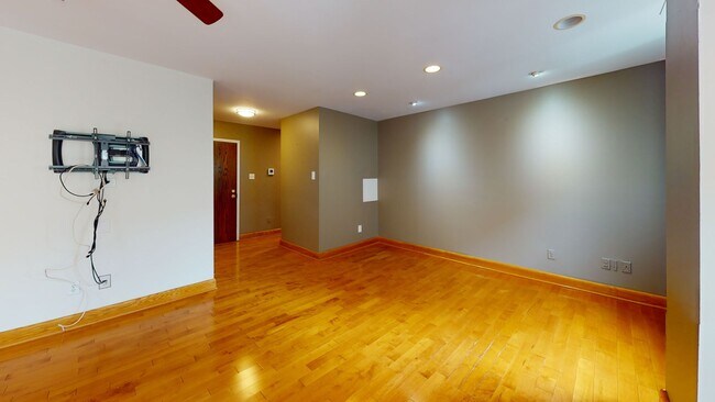 Building Photo - Kalorama Two Bedroom/Two Bathroom on Quiet Street-Updated Steam Shower, Washer/Dryer In Unit, & M...
