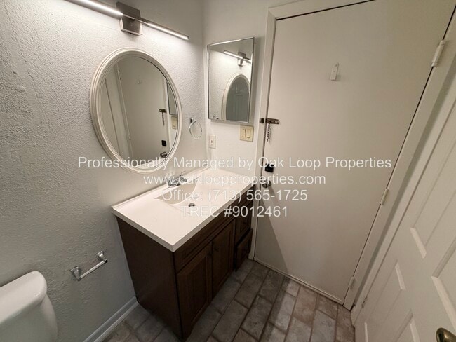 Building Photo - 10855 Meadowglen Ln