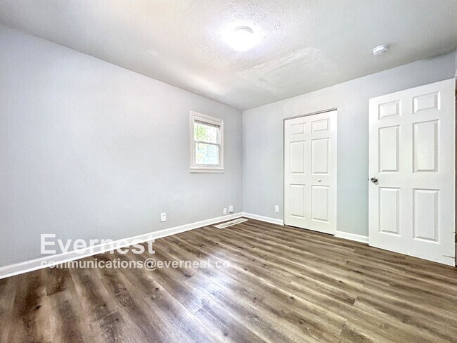 Building Photo - 3-Bedroom Home with Easy Access to Parks a...