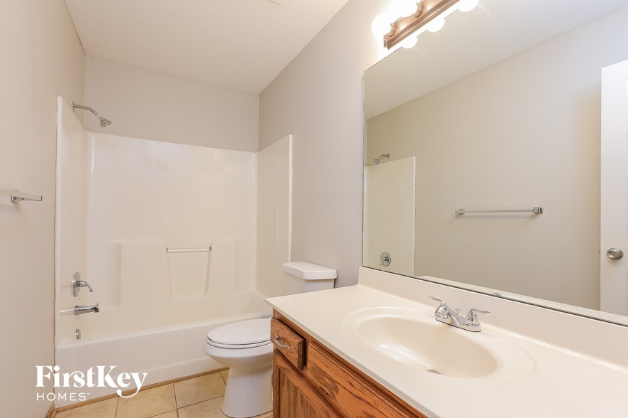 Building Photo - 912 E Madelyn Dr