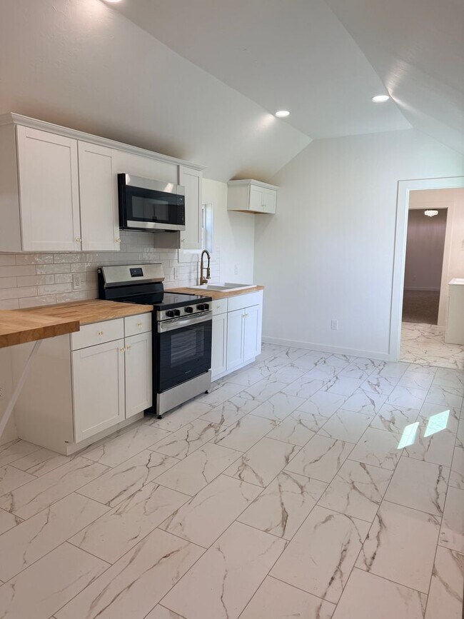 Building Photo - Cute 2 bedroom home in Prague!