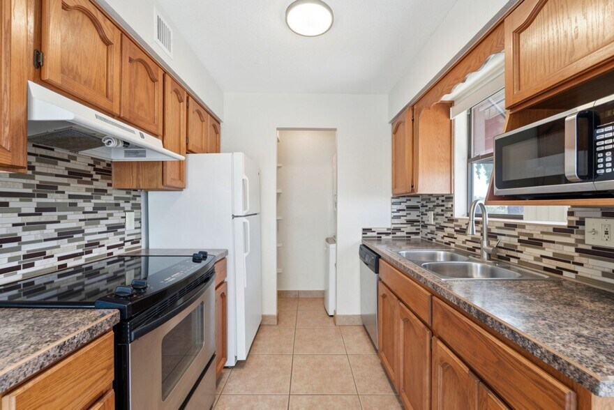 Building Photo - 16657 E Gunsight Dr