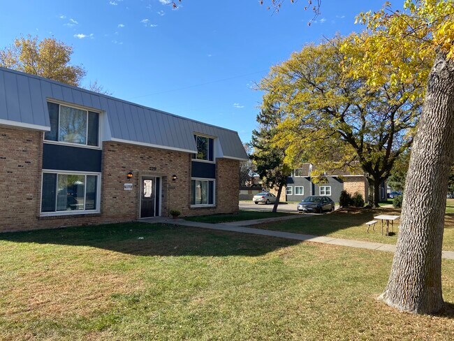 Building Photo - 2219 Marwood Dr