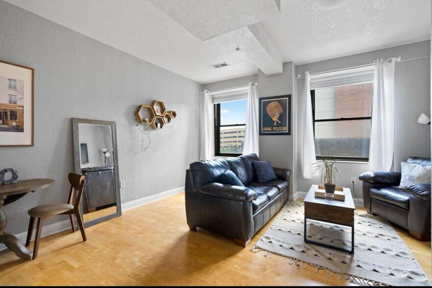 Primary Photo - 606 W Wisconsin Ave