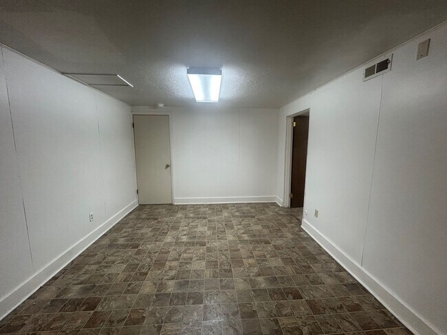 Building Photo - 1005 1/2 Park Lane-
