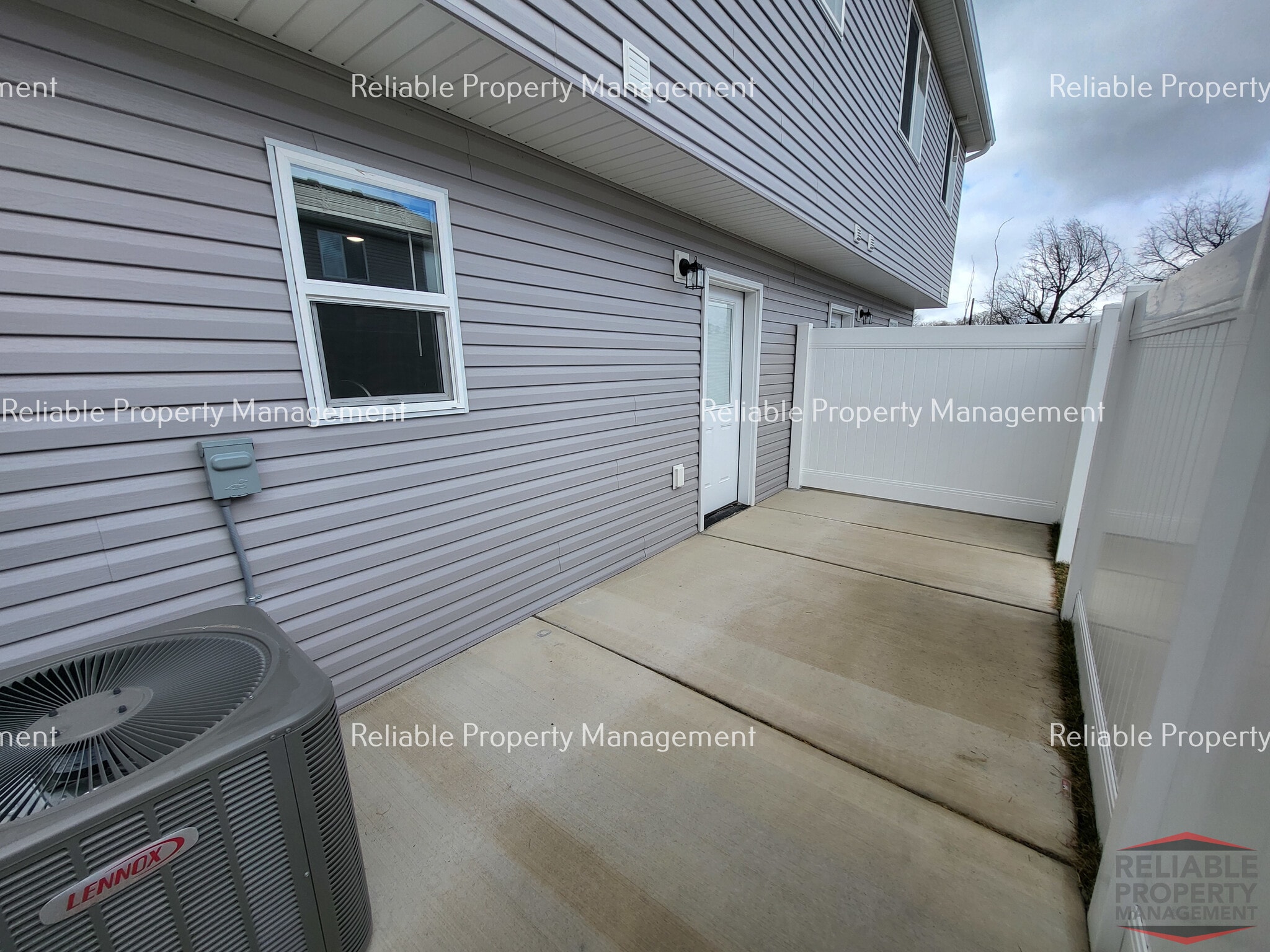 Building Photo - 2015 Lawrence Ln