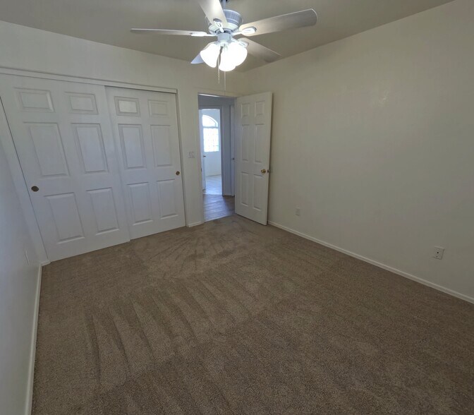 Building Photo - 2112 E Desert Lakes Dr