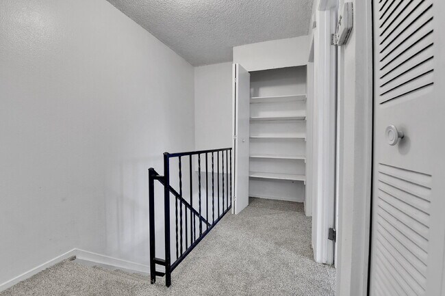 Building Photo - $1,540.95.95- 2 Bed, 1 Bath Condo in Aurora with Central AC and in Unit Laundry!