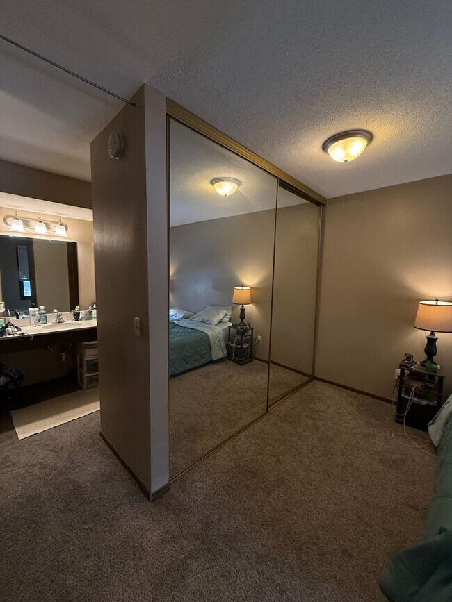 Building Photo - Spacious 2 bedroom in Hopkins