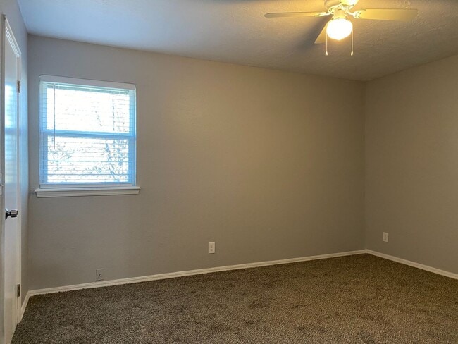 Building Photo - 2 Bedroom Duplex near lake Overholser